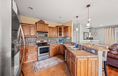 Kodak House | Tami's Dream: 3BR w/Hot Tub + Grill + Games | Great Location!