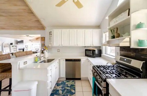 Ruskin House | Tampa Bay Waterfront Home-Pet Friendly-Hot Tub-Complimentary Kayaks