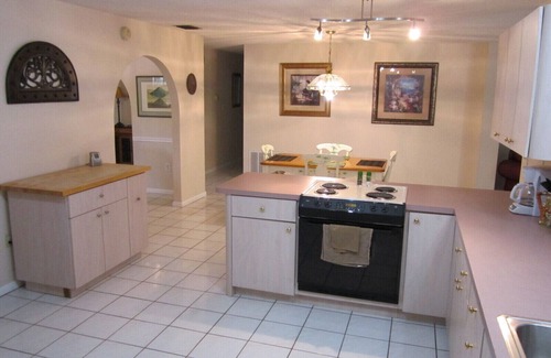 Lake Magdalene House | Tampa Cottage - Hot Tub/Pets/Beaches/Busch Gardens/USF