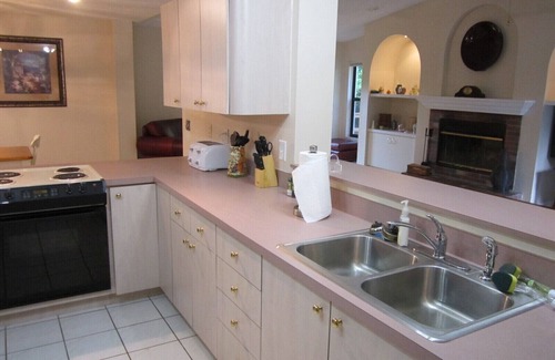 Lake Magdalene House | Tampa Cottage - Hot Tub/Pets/Beaches/Busch Gardens/USF