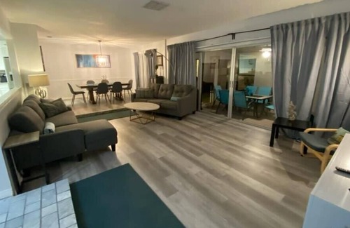 Bay Crest Park House | Tampa's HIdeaway with Swimming Pool
