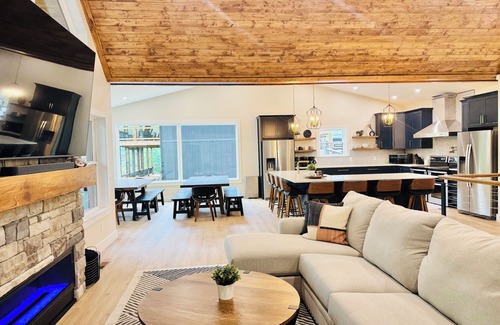 La Follette House | Tan Lines & Good Times-Brand new 6 bed/8 bath-Water Front,Private Dock, Hot tub
