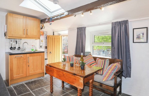 Caernarfon Cottage | TAN MEREDYDD, family friendly, with open fire in Drws Y Coed