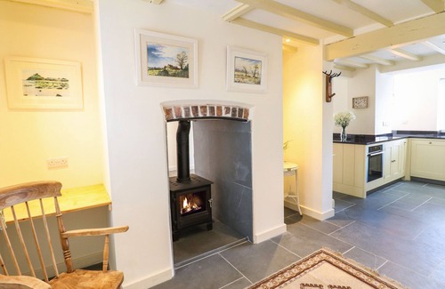 Welshpool Cottage | TAN Y DDOL, family friendly, with open fire in Llanfair Caereinion