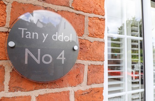 Welshpool Cottage | TAN Y DDOL, family friendly, with open fire in Llanfair Caereinion