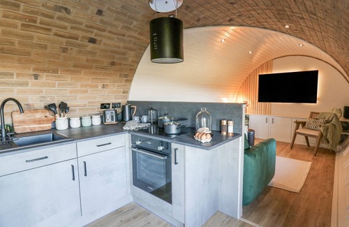 Llanfair Caereinion Cottage | TAN Y WAWR- ONNEN, romantic, with hot tub in Llanfair Caereinion
