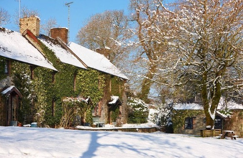 Boncath Cottage | Tansy Cottage - a luxurious and spacious two bedroom cottage with fabulous shared leisure facilities