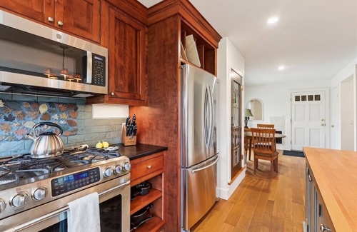 Stowe House | Tansy Hill Farm Guest House: 1br+ with deck & pond