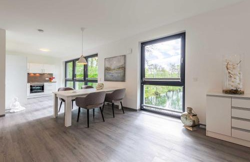 Krakow am See Apartment | Tao-Suite mit Seeblick, Balkonterrasse & Sauna