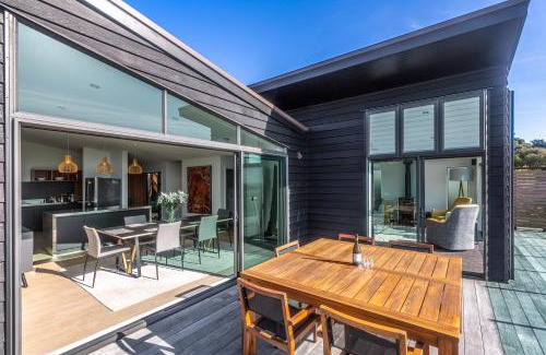 Oneroa Villa | Taonga with Sea Views by Waiheke Unlimited