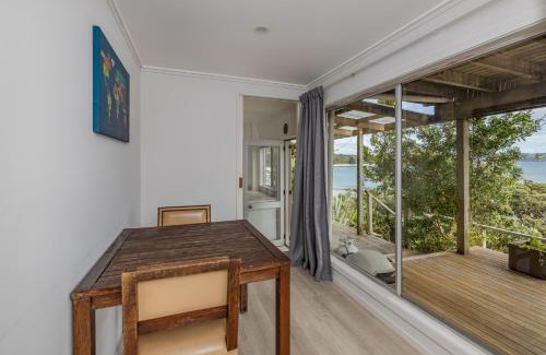 Te Tii House | Tapuaetahi Beachfront Studio - Downstairs Unit