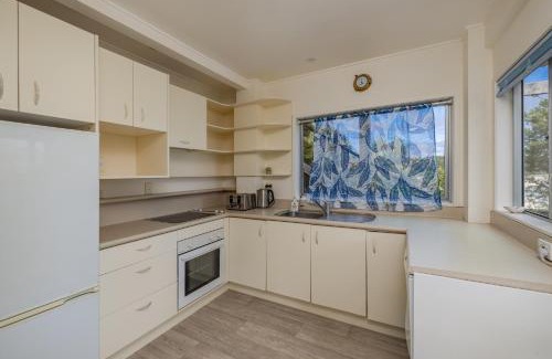 Te Tii House | Tapuaetahi Beachfront Studio - Downstairs Unit