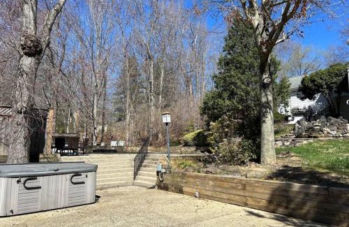 Potomac House | Tara Retreat: Family-Friendly Oasis with Pool, Tennis & Serene Ambiance in Potomac