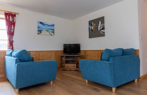 Torrington Cottage | TARKA'S HOLT LOG CABIN, family friendly, with pool in Torrington