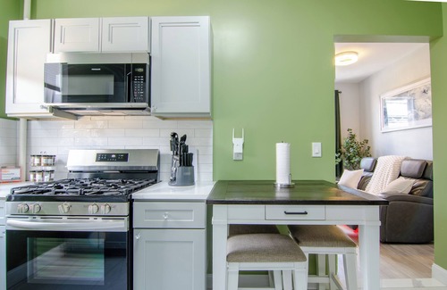 Industry Apartment | Taste of Honey - 10 Mins To NYC - Brand New