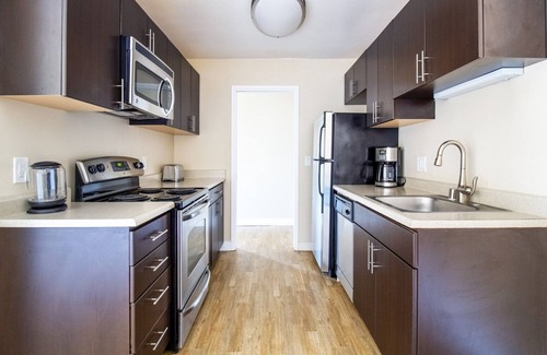 Foster City Apartment | Tasteful Foster City 2BR w/Gym, Pool, W/D, near highways, by Blueground