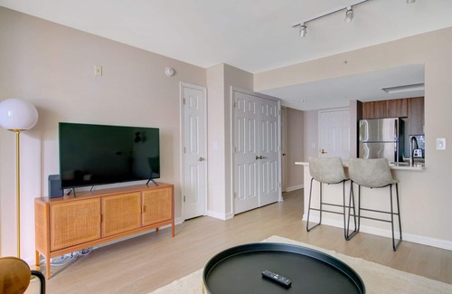 Chinatown Apartment | Tasteful Mount Vernon 1BR w/Gym, Pool, nr. Georgetown Law, by Blueground