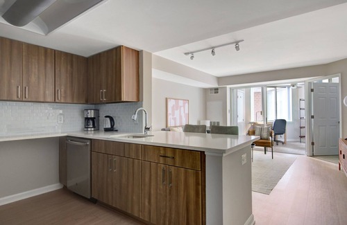 Chinatown Apartment | Tasteful Mount Vernon 1BR w/Gym, Pool, nr. Georgetown Law, by Blueground