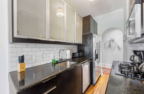 Cherry Condo | Tasteful Myers Park 2BR King Condo | Sunroom