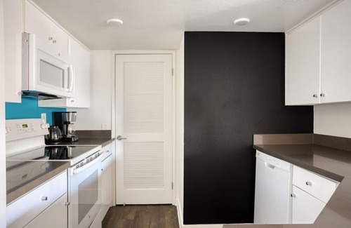 Studio City Apartment | Tasteful Studio City 2BR w/Pool, Gym & W/D, nr Olive Ave, by Blueground
