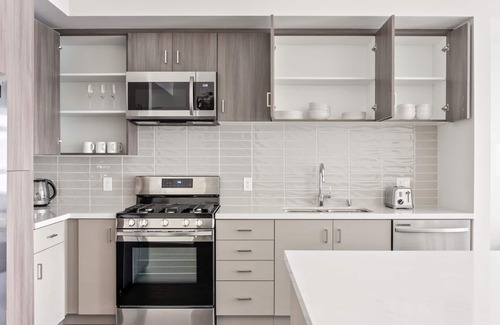 Warner Center Apartment | Tasteful Woodland Hills 1BR w/Gym & Pool, near 101, by Blueground