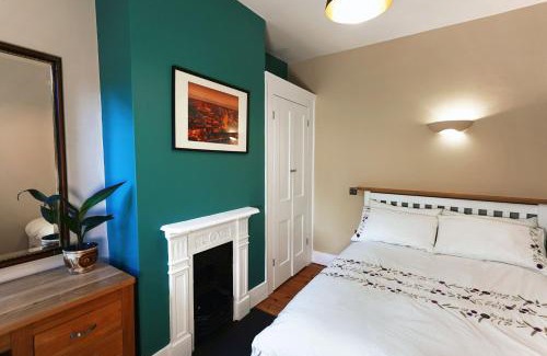Winchester Apartment | Tastefully Decorated 1-Bed with Free Parking - At Hem