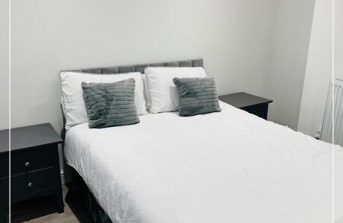 Mapperley Apartment | Tastefully decorated 4 Bed Home in Gedling - Near Colwick Country Park, Victoria Retail Park, City Centre & Nottingham Racecourse