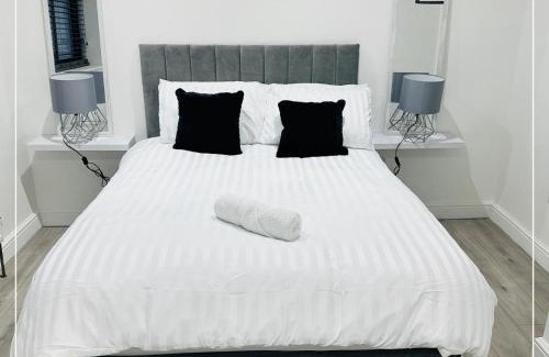 Mapperley Apartment | Tastefully decorated 4 Bed Home in Gedling - Near Colwick Country Park, Victoria Retail Park, City Centre & Nottingham Racecourse