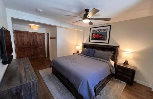 Mammoth Lakes House | Tastefully Remodeled Condo at Mammoth Ski & Racquet Club, Hot Tub, Garage, 10 Min Walk to Ski Lifts