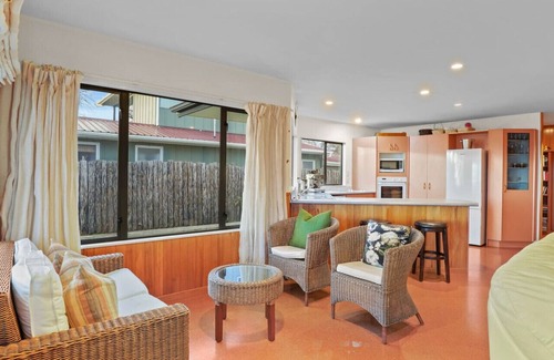 Waitahanui House | Taupo Beachfront Escape 12min to Town | Free Wifi
