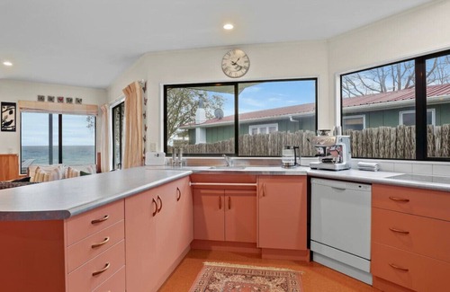 Waitahanui House | Taupo Beachfront Escape 12min to Town | Free Wifi