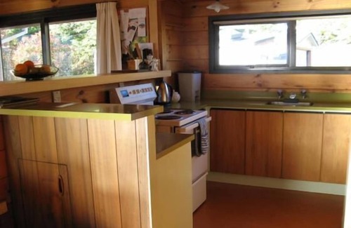 Hilltop House | Taupo Central, Lake Front, Hot Water Beach.