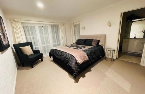 Tauranga House | TAURANGA CITY CBD 5TH AVE Elegant Entire Home