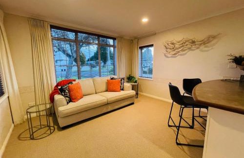 Tauranga House | TAURANGA CITY CBD 5TH AVE Elegant Entire Home