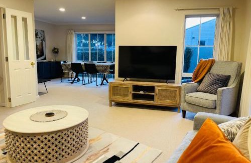 Tauranga House | TAURANGA CITY CBD 5TH AVE Elegant Entire Home
