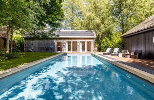 Cirencester Villa | Tawny House - CW6 - Lakeside Spa Property