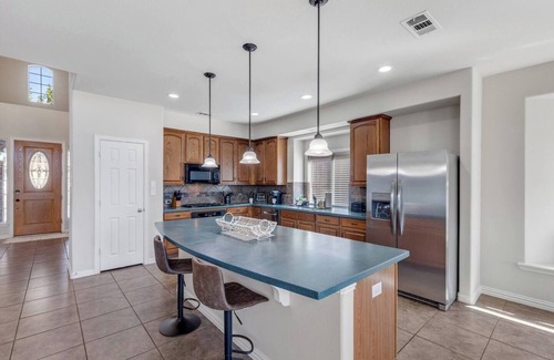 Keller House | TCH - Spacious 4bd/3.5ba in Fort Worth with Office