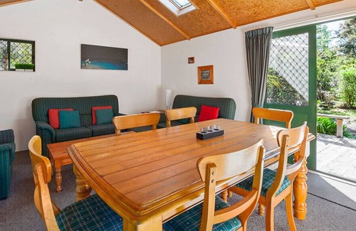 Turangi Cottage | TE AHO LODGE - TURANGI HOLIDAY HOME, family friendly in Turangi