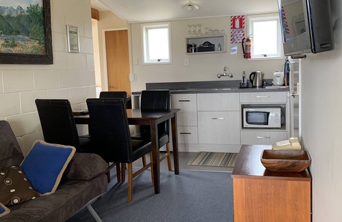 Manapouri Hotel | Te Anau Manapouri Lake Hotel
