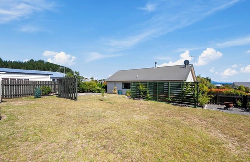 Motuoapa House | Te Kaha a cosy retreat. 5 min walk to the lake and marina.