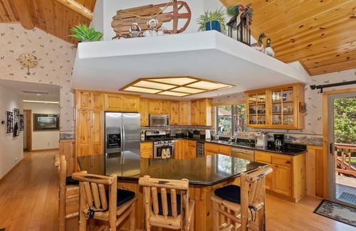Eagle Mountain Estates Cabin | Teakwood Cozy Wood Cabin w/Fireplace & Hottub