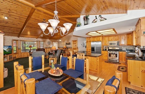 Eagle Mountain Estates Cabin | Teakwood Cozy Wood Cabin w/Fireplace & Hottub