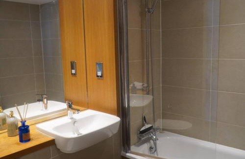 Canning Town Apartment | Tee SweetLux Apartment