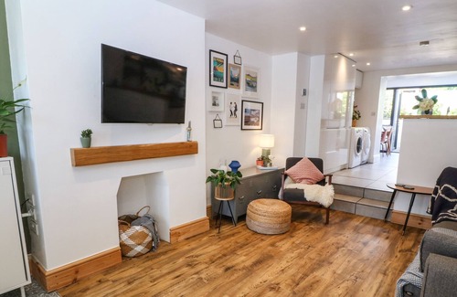 Newborough Cottage | TEGFAN, pet friendly, with a garden in Newborough