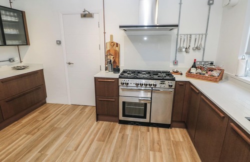 St Dogmaels Cottage | TEIFI VILLA, pet friendly, character holiday cottage in St Dogmaels