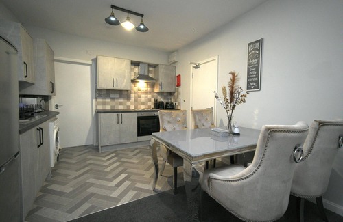 Telford Apartment | Telford Tranquility Apartment Flat 3 for 4 Guests