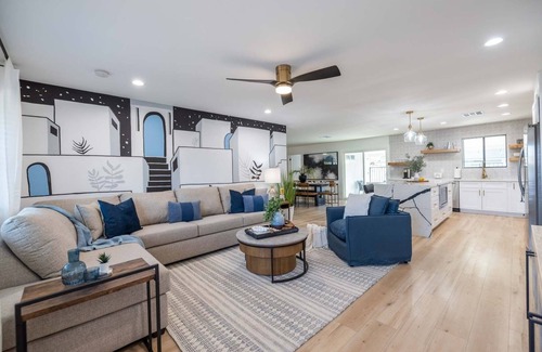 Rural-Geneva House | Tempe Wesleyan 4 Bedroom Home by RedAwning