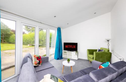 Whitkirk House | Temple by Alt-Stay Accommodation - 4 Bed House Ideal For Workforces & Relocations - Weekly & Monthly Rates Available
