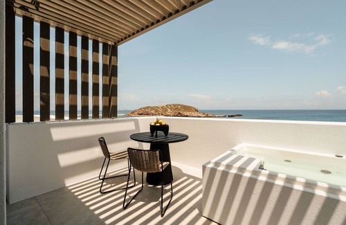 Naxos Apartment | Temple Sea View Suite With Outdoor Jacuzzi