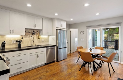 Templeton House | Templeton Creekside Cottage-Two en suites, wine fridge, pets ok!